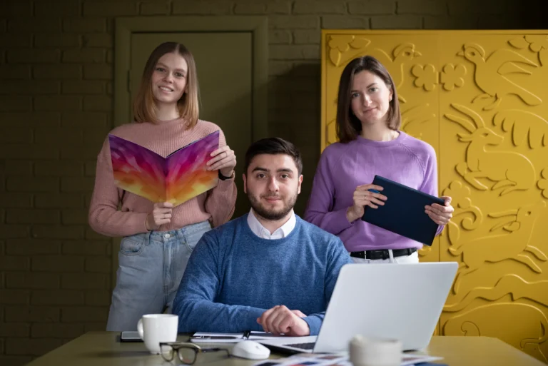 medium-shot-smiley-people-working-office